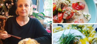 Daniela mit Bildern von ihrem Essen